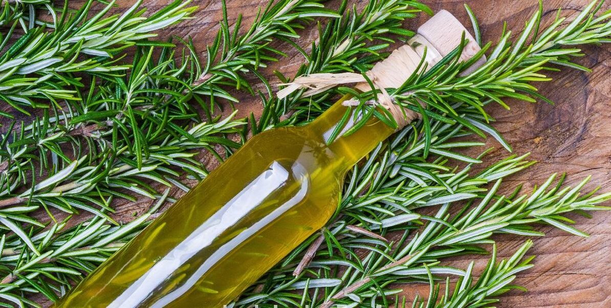 Aceite de romero para tratar problemas de piel grasa