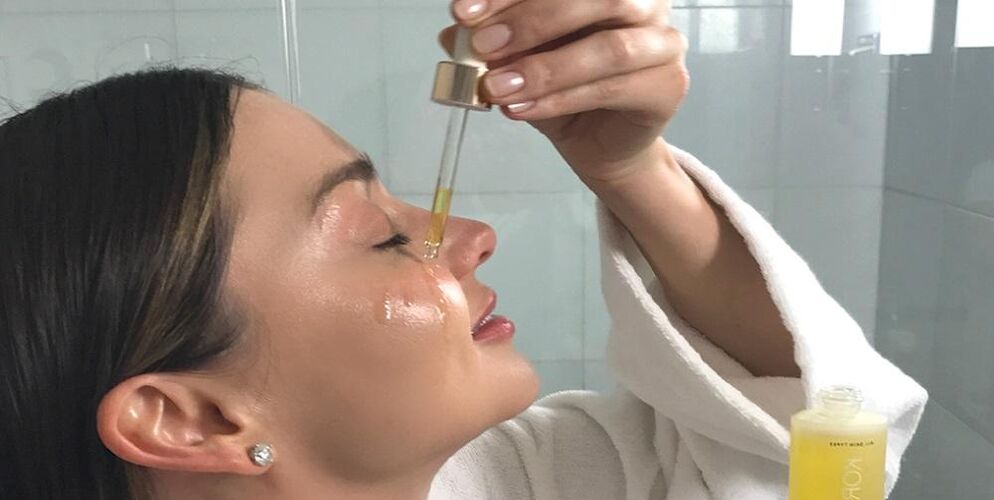 Usar aceites para el rejuvenecimiento facial.