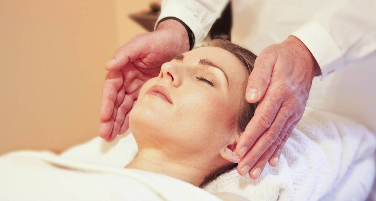Masaje facial de contorno para rejuvenecimiento.