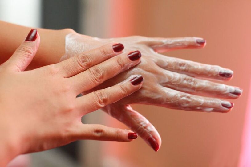 Aplicar una crema en las manos para rejuvenecer la piel. 