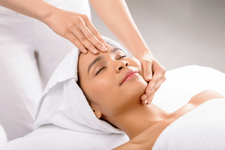 El masaje es uno de los métodos para rejuvenecer la piel del rostro y del cuerpo. 